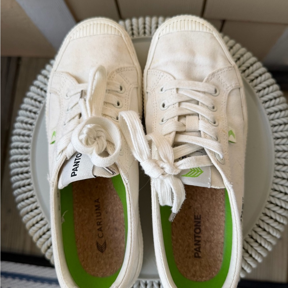 Cariuma Pantone low canvas sneaker in white women’s size 8